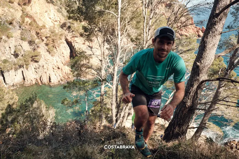 Ramón corriendo el Trail Costa Brava entre pinos y calas